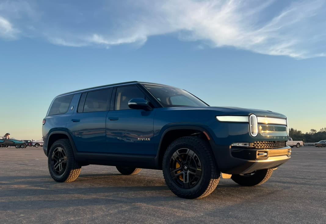 Rivian R1S image 1