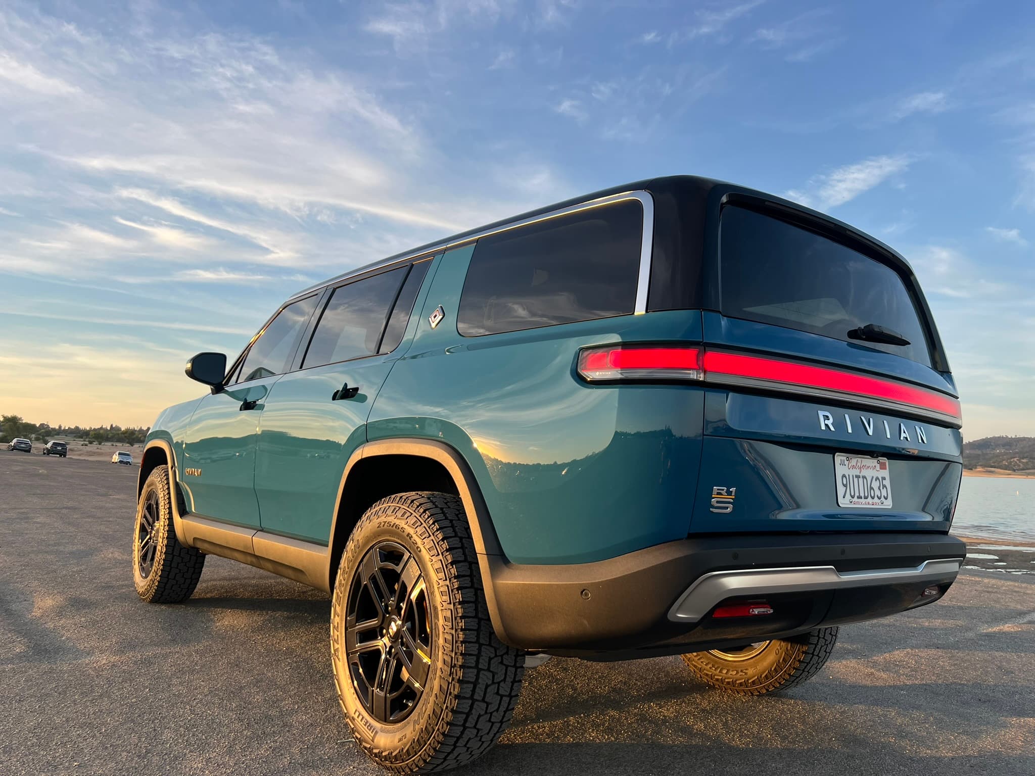 Rivian R1S image 3