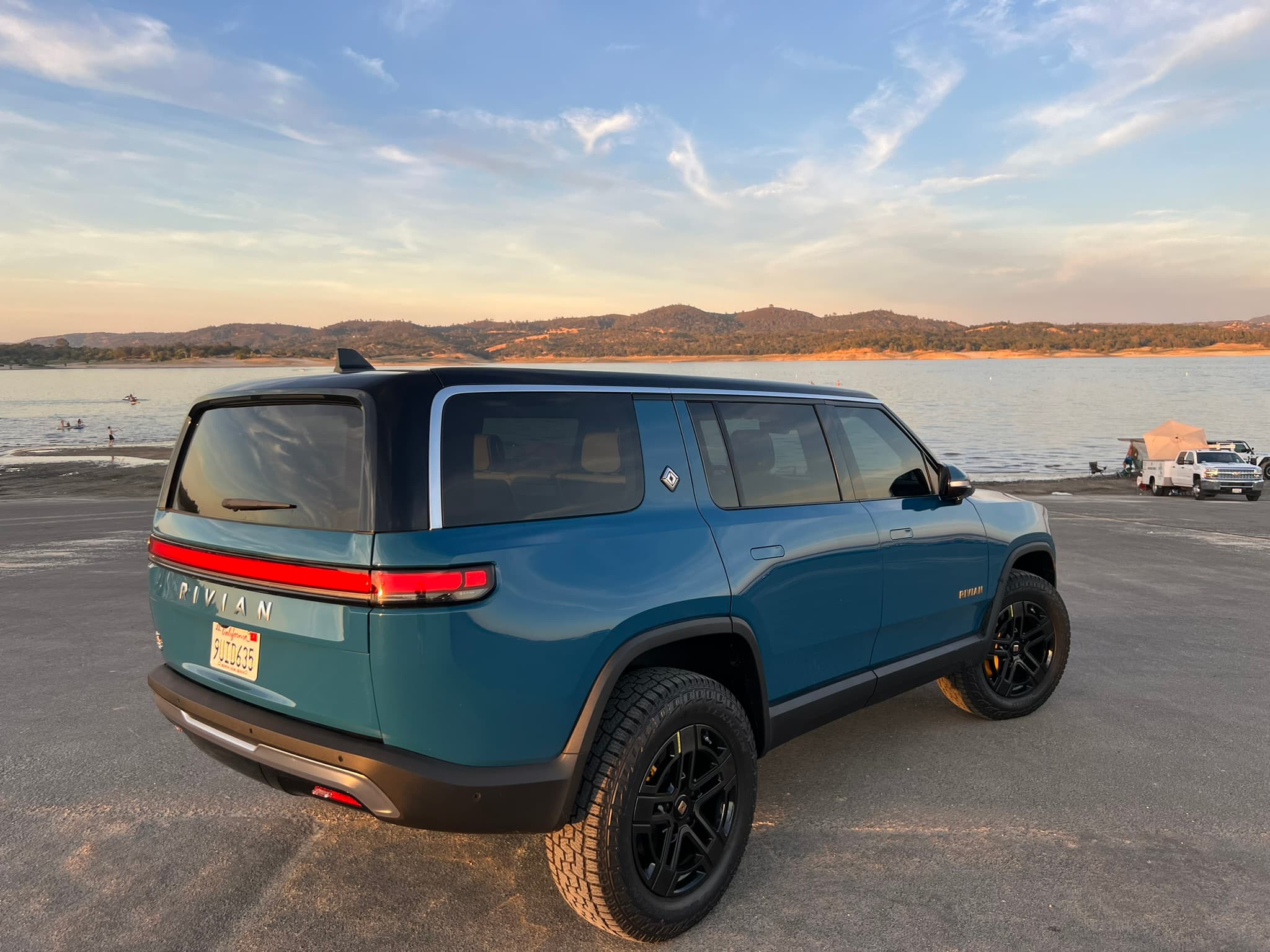 Rivian R1S image 4