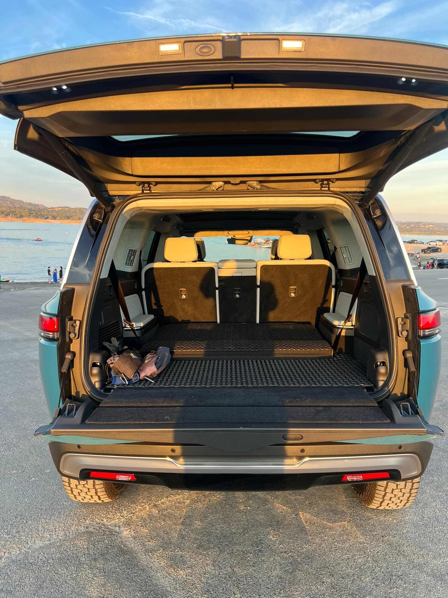 Rivian R1S image 5