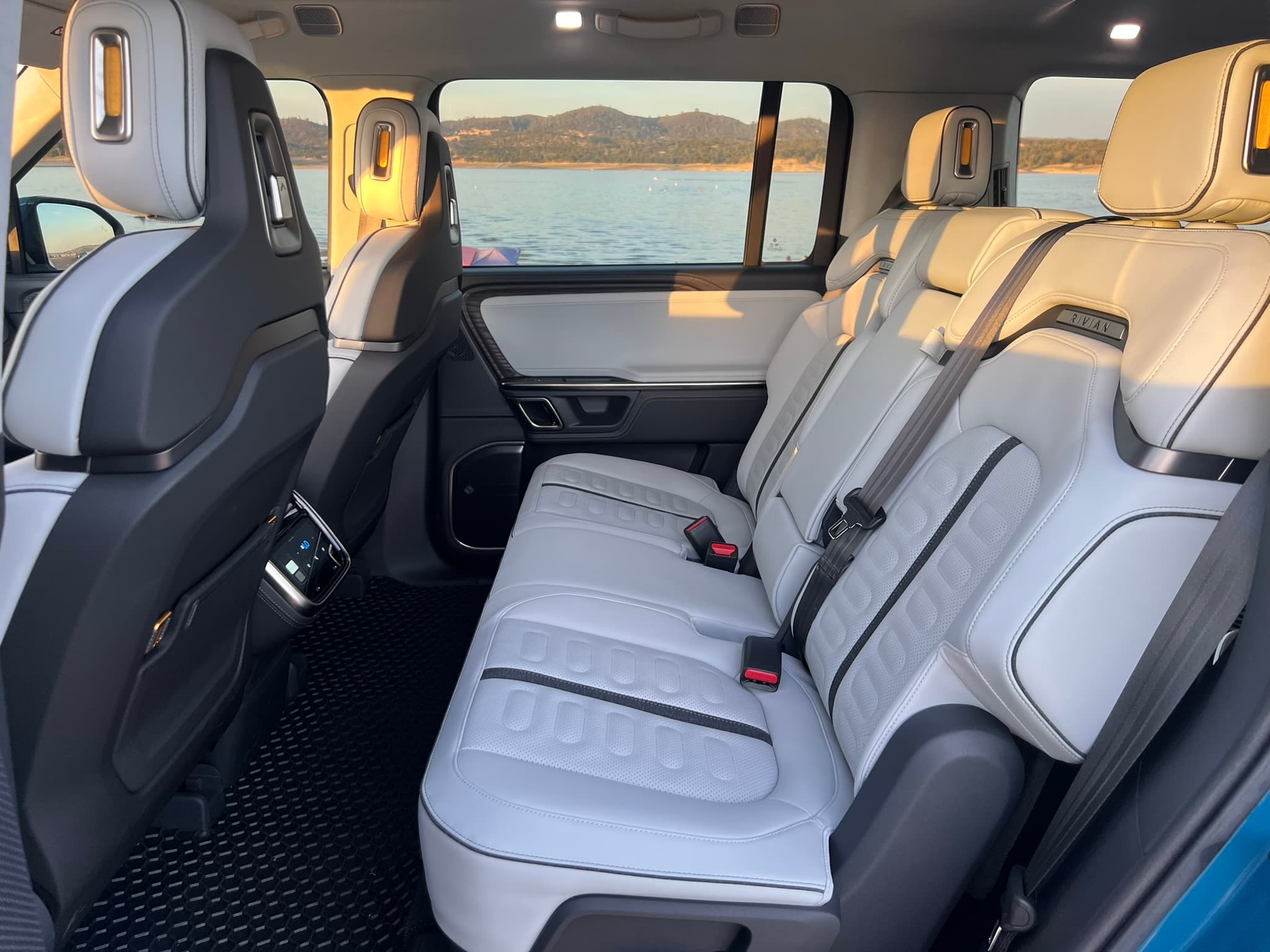 Rivian R1S image 6