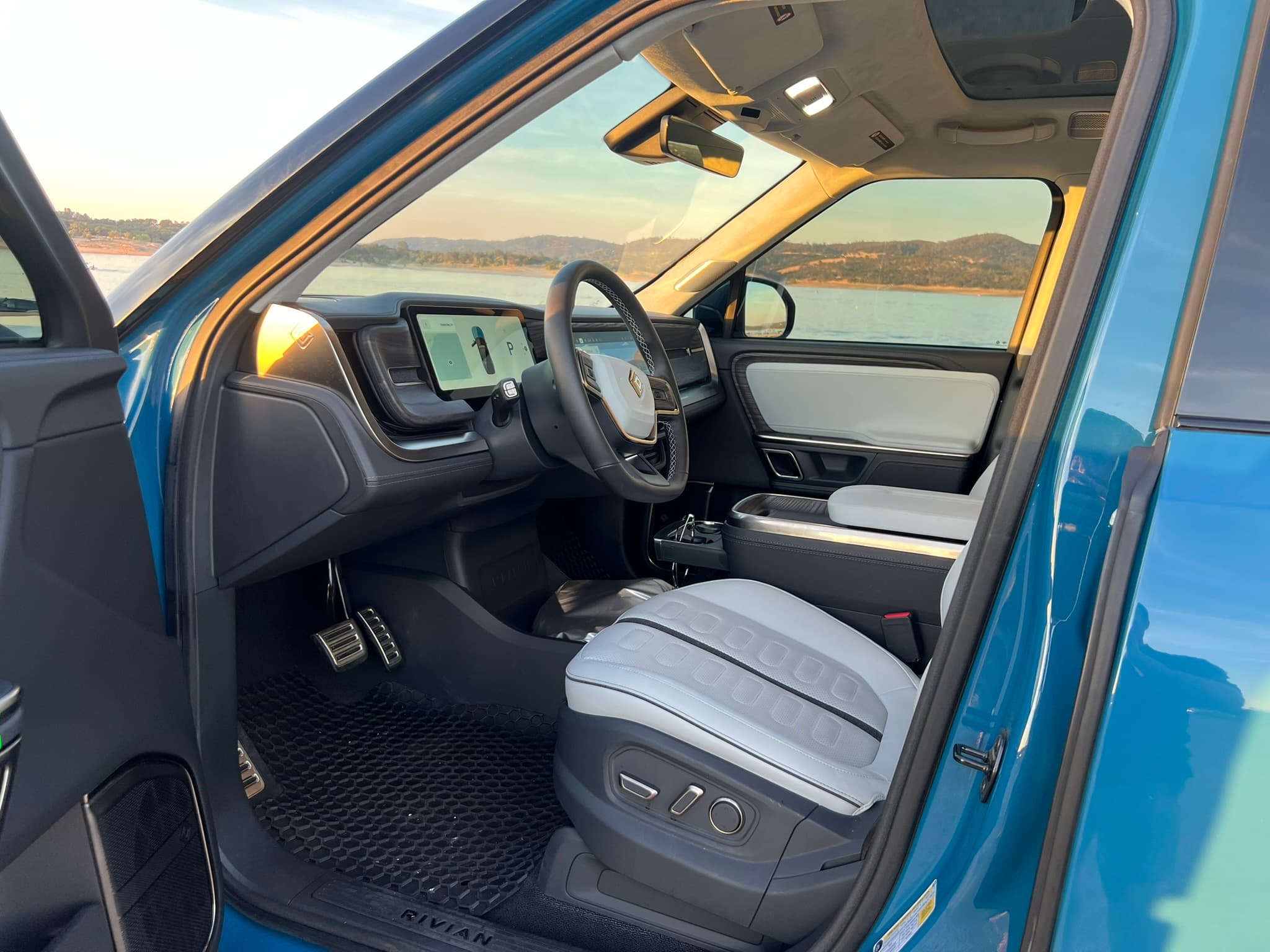 Rivian R1S image 7